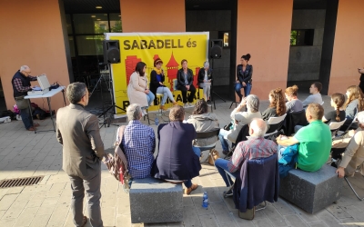 L'acte "Sabadell Republicana, Sabadell feminista" davant la biblioteca Vapor Badia | Cedida
